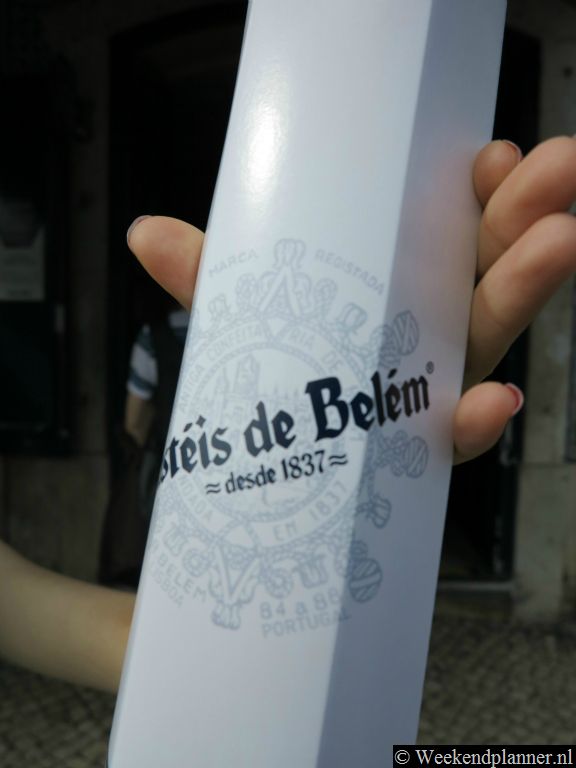 Je koopt de Pastel de Belém in deze lange doos.